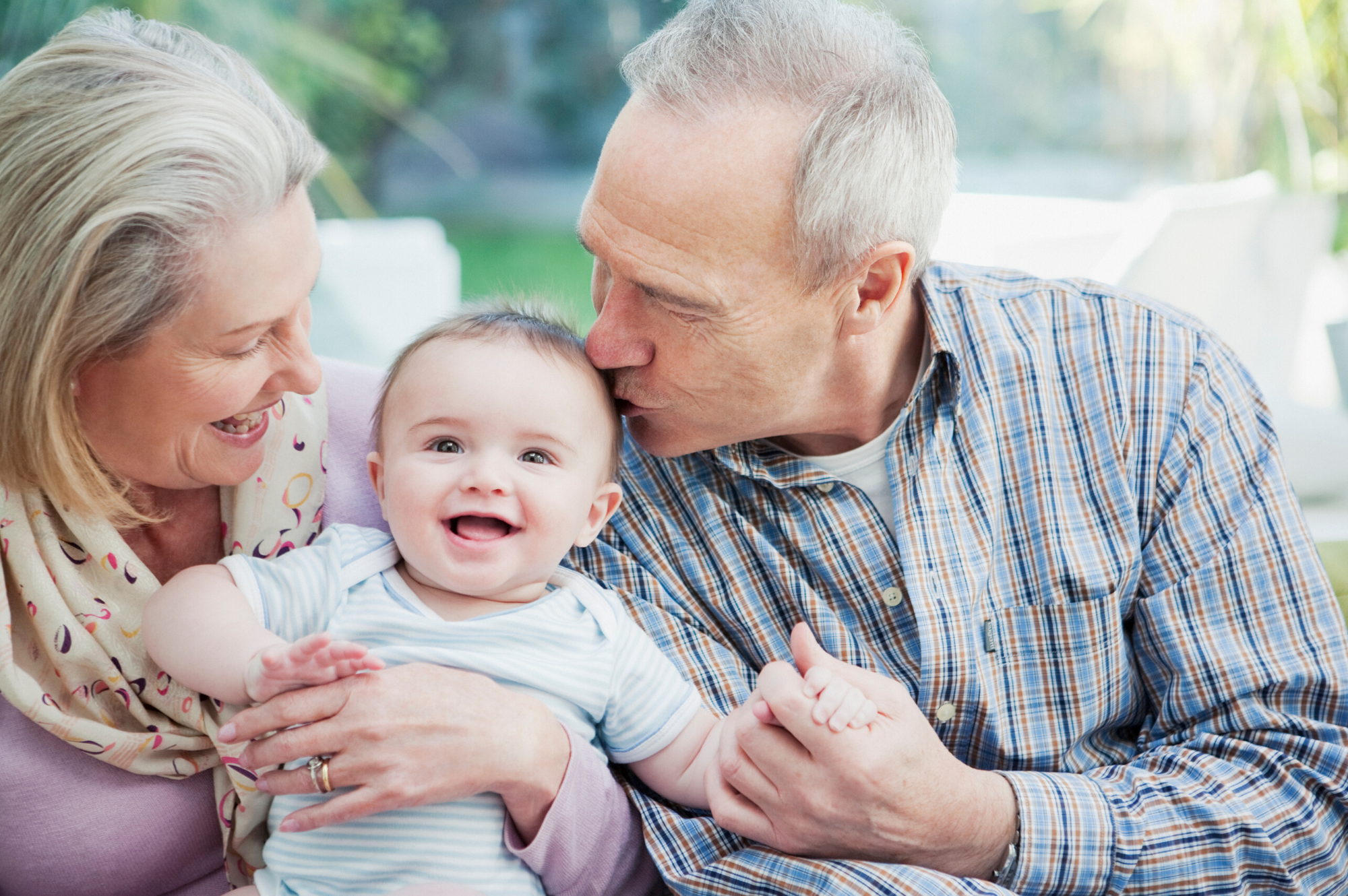 Grandparents. Дедушка с внуками. Бабушка и дедушка с внуками. Дети с бабушкой и дедушкой. Бабушка и дедушка с младенцем.